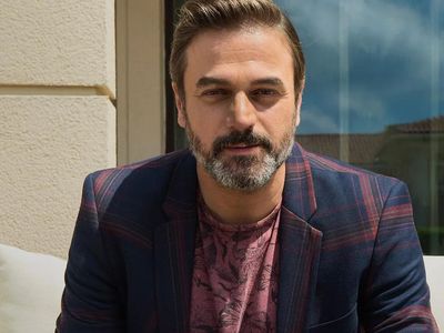 Hastalığıyla sevenlerini üzmüştü: Nafaka tartışmalarıyla gündeme gelen Ufuk Özkan genç sevgilisiyle sarmaş dolaş poz verdi!