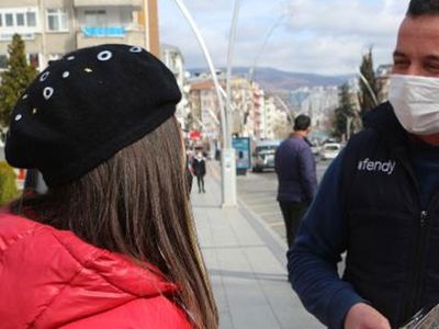 Kadın Cinayeti İşlenmeyen Şehirde Erkeklere Karanfil Dağıtıldı