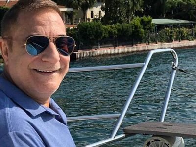 Ünlü şovmen Mehmet Ali Erbil, dans eden genç kızı hayran hayran izledi
