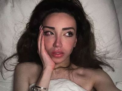 İnternet ünlüsü Mika Raun'un otel odası görüntüleri şoke etti! Mastürbasyon yapıp orgazm oldu