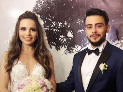 Cinsiyet değiştiren Rüzgar Erkoçlar, karısıyla verdiği pozlarla yeniden gündem oldu 'Bu nasıl değişim'