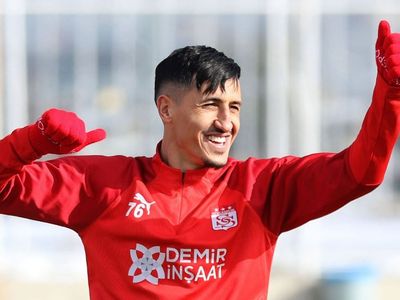 Süper Lig ekibi Sivasspor'un oyuncusu Faycal Fajr takımdan ayrıldı! Futbolcu Suudi Arabistan ekibi Al Wahda kulübüne transfer oldu