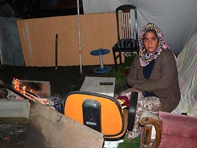 Evsiz kadın ünlü şarkıcının öz kardeşi çıktı!