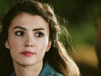 Burcu Özberk’in seksi tatil pozları ateş etmeye devam ediyor