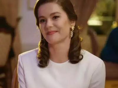 Karnını açık bıraktı: Davette hamilelik tarzıyla dikkat çekti!