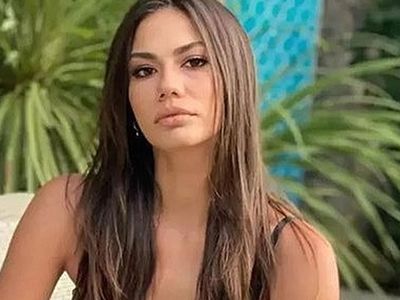 Oğuzhan Koç’tan yeni boşanmıştı: Demet Özdemir’den dudak dudağa paylaşım