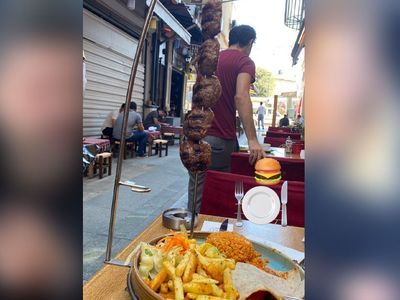 Yemekleri rahat bırakın artık! Karpuz yatağında ahtapot, kuru fasulyeli hamburger...