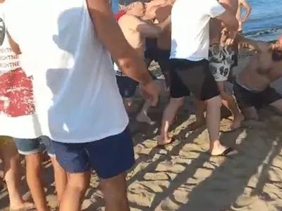 Sakarya’da skandal olay! Plajda herkesin içinde şortunu indiren 2 şahıs darp edildi kaçmak için denedikleri yöntem herkesi şaşırttı