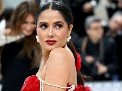 Bornozuyla video çekerken göğsü açıldı! Bakın Salma Hayek o frikiği nasıl sansürledi...