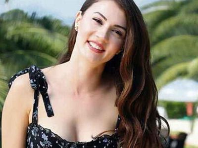 Burcu Özberk’ten parmak ısırtan pozlar! Tişörtü küçük gelince göğüs frikiği kaçınılmaz oldu gören gözlerini alamadı