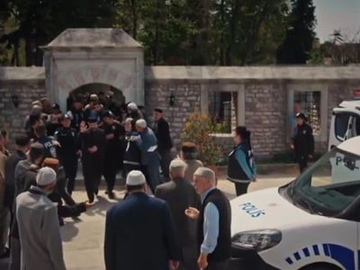 Kızıl Goncalar dizisinde ses getiren sahne! Tarikata polis baskını: ''Türkiye laiktir laik kalacak!''