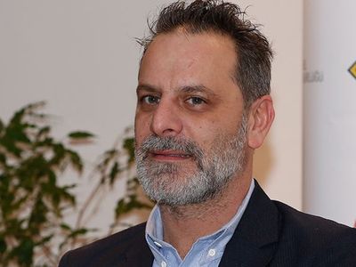 Ozan Güven bir türlü akıllanmadı! Kavgalarıyla davalık olan ünlü oyuncu kız arkadaşıyla yakalanınca bu kez kameramanlara saldırdı