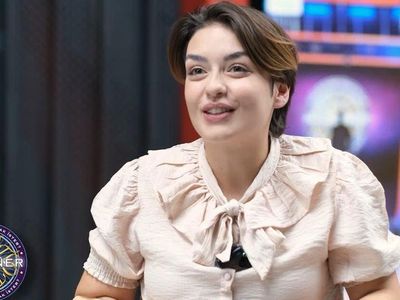Kim Milyoner Olmak İster programıyla gönüllerde taht kuran Rabia Birsen Göğercin, protez koluyla tanıştı!