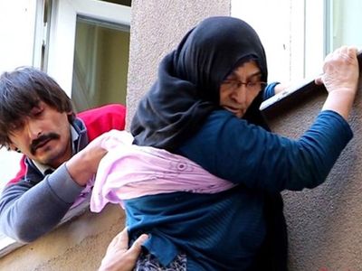 Pencereden İntihar Teşebbüsünde Bulunan Annesini Kurtardı