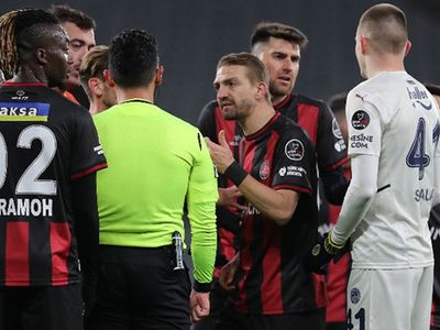Fatih Karagümrük - Fenerbahçe Maçında Kırmızı Kart Gören Caner Erkin'in Hakeme Söylediği Sözler Ortaya Çıktı!