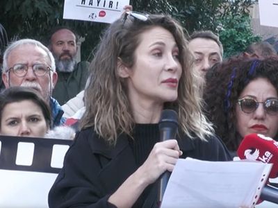 RTÜK 'ten ceza yağmıştı: Oyuncular Sendikası'ndan tartışmalı Kızıl Goncalar dizisine destek protestosu
