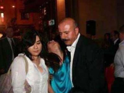 Ünlülerin sahnede yaşadıkları ilginç olaylar
