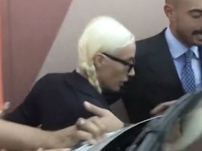 Tahliye olan Gülşen'in ayağındaki elektronik kelepçe dikkat çekti!