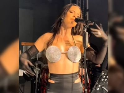 Simge Sağın yine çok iddialı: Gülşen'in giydiği sütyeni giyip sahneye çıktı!
