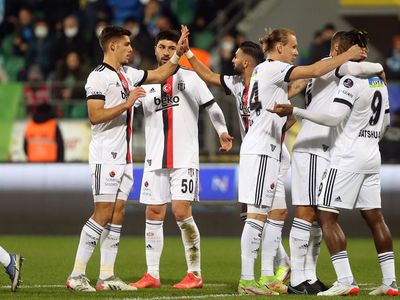Ahmet Çakar, Beşiktaş Kalecisi Ersin Destanoğlu'nu Ağır Sözlerle Eleştirdi!