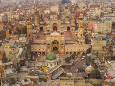 Pakistan'da Dört Kadını Sokak Ortasın Çırılçıplak Dövdüler