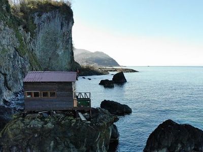 Artvin’de kayanın üzerine barınak inşa edildi