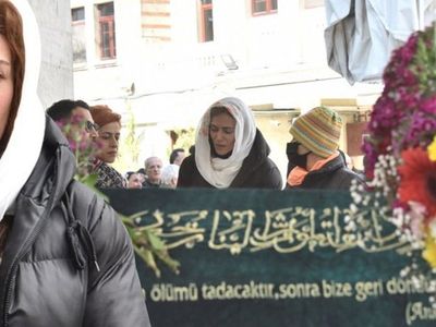 Özge Borak'ın acı günü! Babaannesinin ölümüyle sarsılan ünlü oyuncu cenazede gözyaşlarını tutamadı