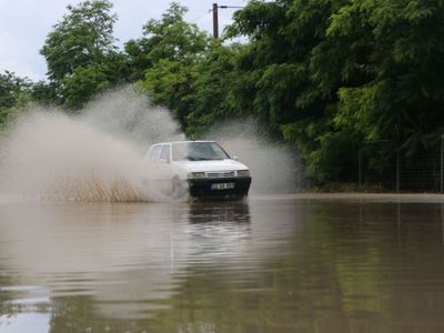 Vatandaş isyan etti! İstanbul'da yağmurun ardından yollar göle döndü