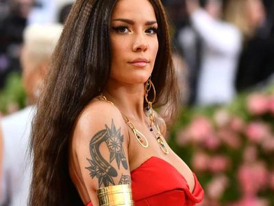 Türk sevgilisine yatakta poz veren Halsey’den, iddialı bikinisiyle dudak ısırtan pozlar! Ünlü şarkıcının o fotoğrafları erkek takipçilerini büyüledi