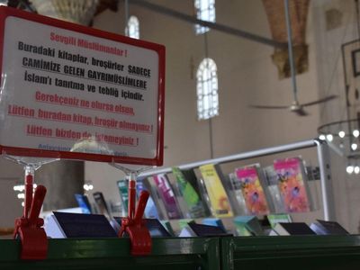 İzmir'deki imam herkesin takdirini topladı! Turistlere İslam'ı anlatan imam kısa sürede gündem oldu