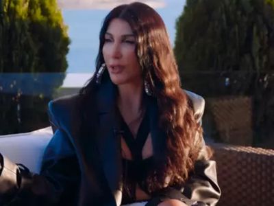 Hande Yener şöhret değilken yaşadıklarını anlatıp duygulandı: Durakta beklerken ağlıyordum! Bu son otobüse binişim...