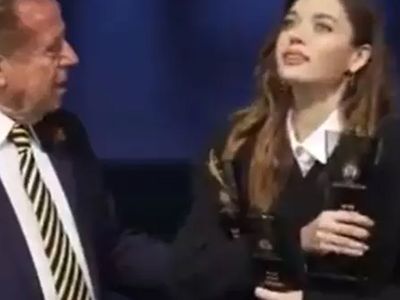Skandal iddia sosyal medyayı salladı: Afra Saraçoğlu ödül töreninde temastan rahatsız mı oldu?
