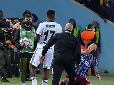 Tümer Metin, Trabzonspor - Beşiktaş maçında Cyle Larin'in pozisyonuna benzer bir olayı kendisinin de yaşadığını söyledi! Kırmızı kart kararı doğru dedi