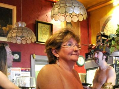 Paris'teki bu restorana kıyafetle girmek yasak! Bütün müşterilerin çırılçıplak yemek yemesi büyük ilgi gördü