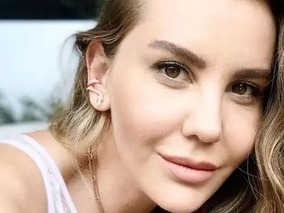 Esra Erol'un kardeşi Eda Erol gömleğinin düğmelerini açtı sütyeni ile erkek takipçilerini çoşturdu