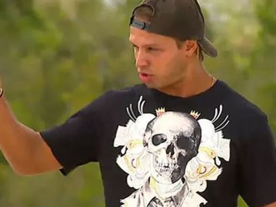Survivor’da yarışmacı ile sunucu Murat Ceylan arasında gerginlik: Elindekini sunucuya fırlattı