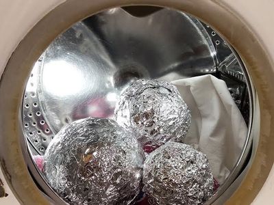 Çamaşır makinenize birkaç alüminyum folyo topu atın ve neler olduğunu görün!