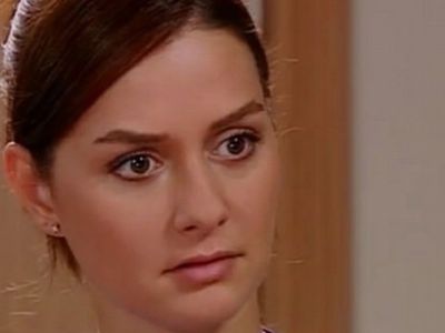 Doktorların Ela'sı Yasemin Özilhan'dan iddialı poz: Üzerine yapışan elbisesi ve harcadığı para şok etti