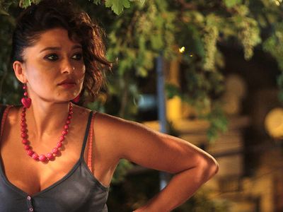 Nurgül Yeşilçay'dan iddialı pozlar: Kasığına kadar açılan yırtmaçlı elbisesiyle olay oldu!