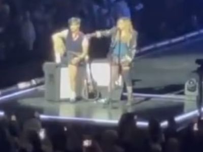 Dünyaca ünlü şarkıcı Madonna'ya tepkiler çığ gibi büyüyor: Tekerlekli sandalyedeki hayranını azarladı! ''Neden oturuyorsun? Ayağa kalk''