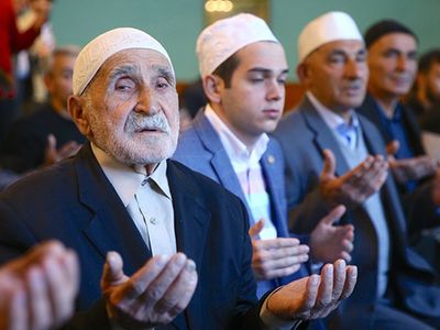 Dünyadaki Müslümanlar ramazan bayramı için saf tuttu!