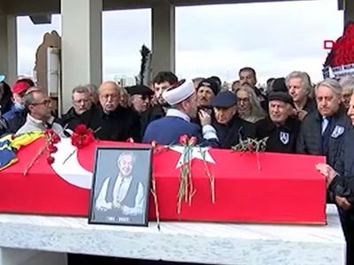 Tören istemiyorum yakılmak istiyorum demişti: Metin Uca'nın cenaze namazında büyük saygısızlık! İmam cenaze namazını kılarken…