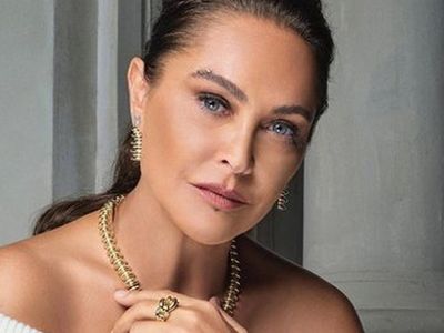 59’lik Hülya Avşar yeni klibi için kamera karşısında soyundu: Ünlü şarkıcının çıplak karelerine tepki yağdı