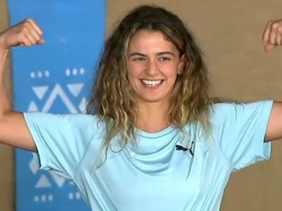 Survivor Aleyna Çalışkan'dan Kalça Dekoltesi
