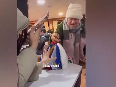 İyi insanlar hala var! Bir turist örgü lif satan yaşlı kadına 75 lira yerine 1750 lira ödeyince... O anlar viral oldu!