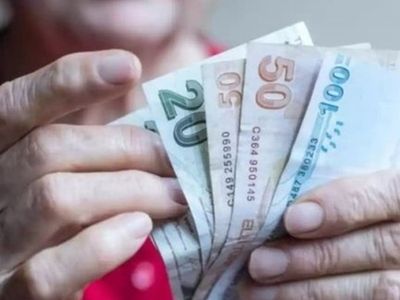 Emekli maaşı alanlar bu haber yüzünüzü güldürecek: Emekli maaşlarına ek 750 TL ödemeleri hesaplara yatmaya başladı
