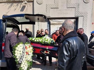 Bir evladın en acı günü: Babasını kaybeden Rober Hatemo cenazede gözyaşlarını tutamadı