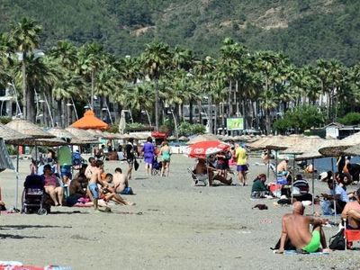 Marmaris'te Termometreler 41 Dereceyi Gösterdi: Plajlara Akın Ettiler