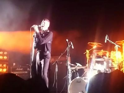 Konserde facia gibi kaza: Ünlü şarkıcı hayranının üzerine atladı, genç kız felç kaldı!