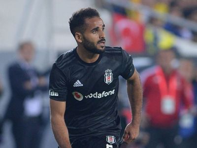 Beşiktaş'ta transfer durumu belirsiz olan Douglas takımdan ayrıldı! Futbolcunun süre almadan kazandığı para ise herkesi hayrete düşürdü